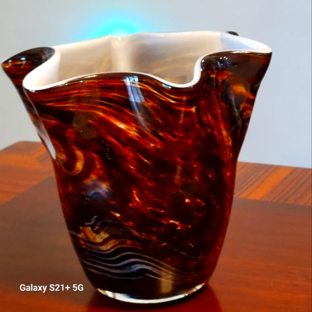 ART GLASS VASE. - Picture 1 of 6